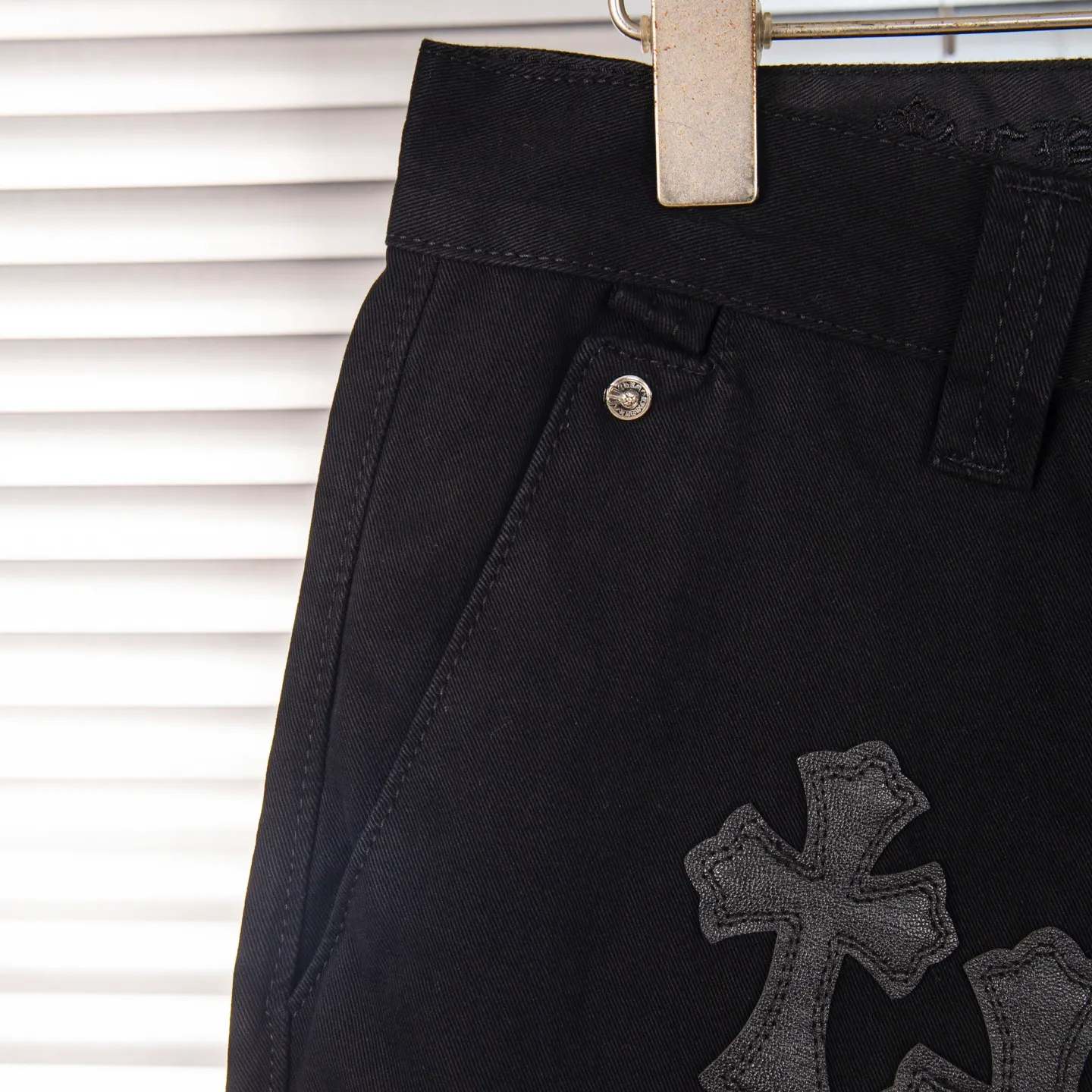 P260 Chrome Hearts丨Chrome Hearts Black and Brown Camouflage Cross Patched Leather Jeans - Full of exploring the ultimate in fashion, Chrome Hearts' new Chrome Hearts pants cleverly integrate camouflage crosses, camouflage crosses and other elements to break traditional boundaries. Mattyboy's clever fusion of overalls and khaki jeans, the same style, brings endless matching inspiration to fashionistas! Whether it is daily wear or a trendy try, these pants can bring you an excellent fashion experience. Style number: 1753# Color: casual black Size: 28 30 32 34